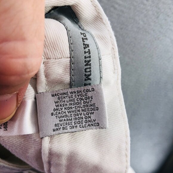 Chicos Jeans Women 0.5 US 6 White Washed Platinum Ultimate Fit Flare Leg Stretch - Picture 6 of 11